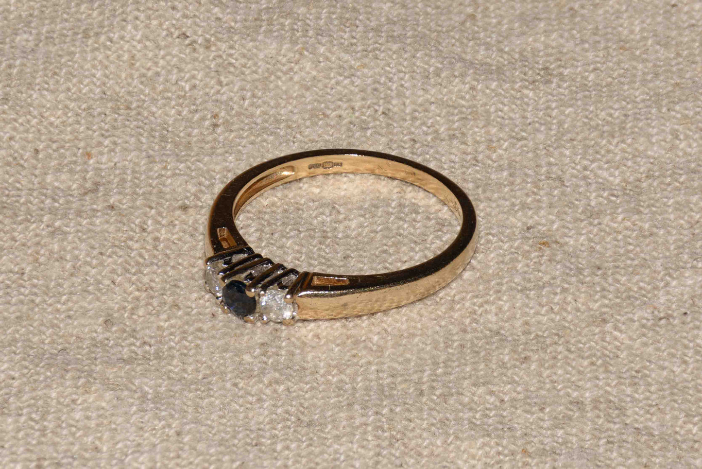 Saffier en diamant geelgoud trio ring