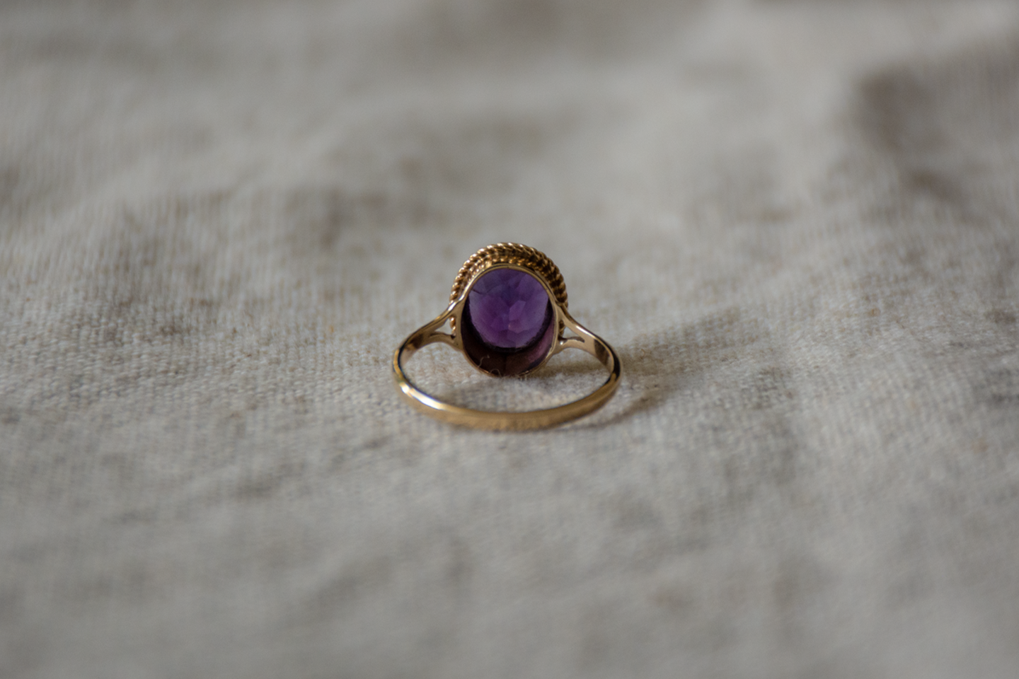 Amethist geelgoud solitair ring