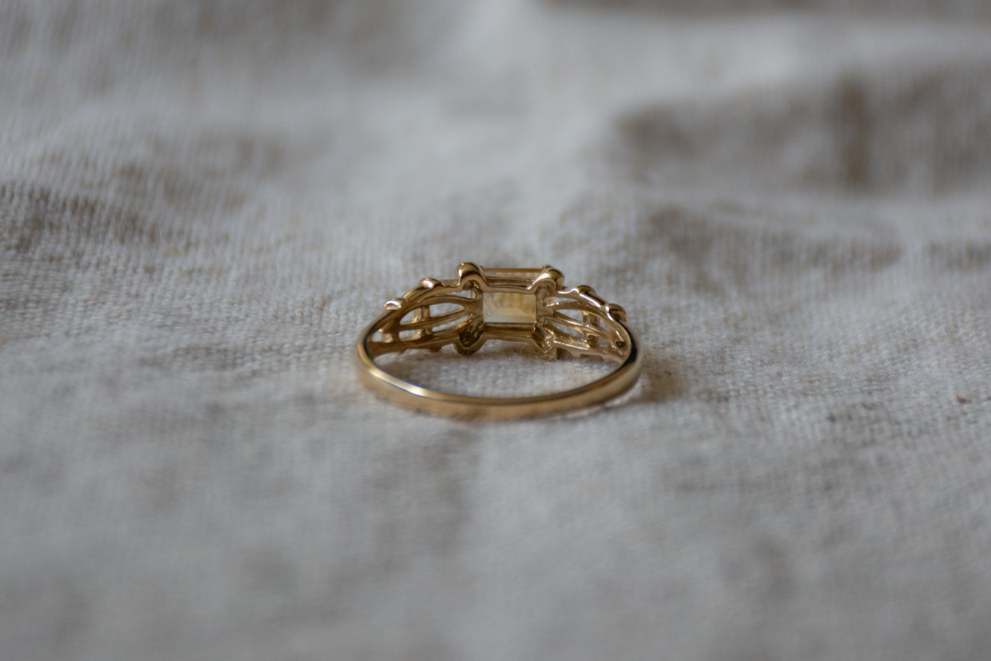 Citrien geelgoud solitair ring