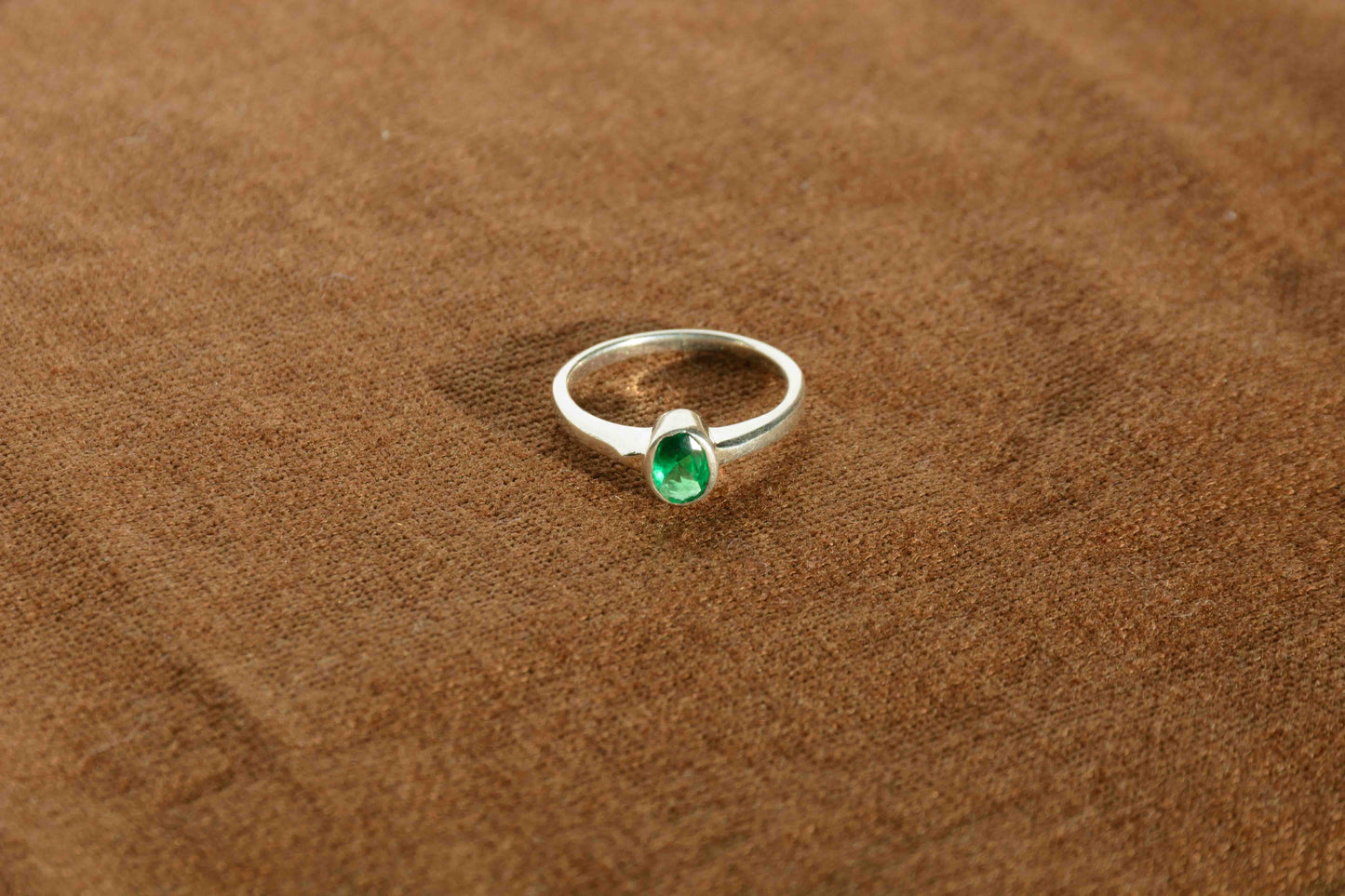 Zilver groene smaragd solitair ring
