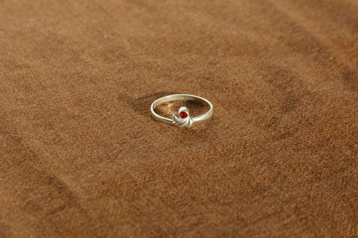 Zilver granaat ring