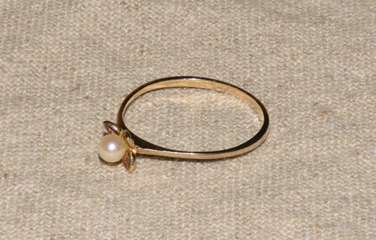 Pearl flower solitaire ring