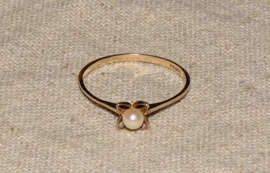 Pearl flower solitaire ring