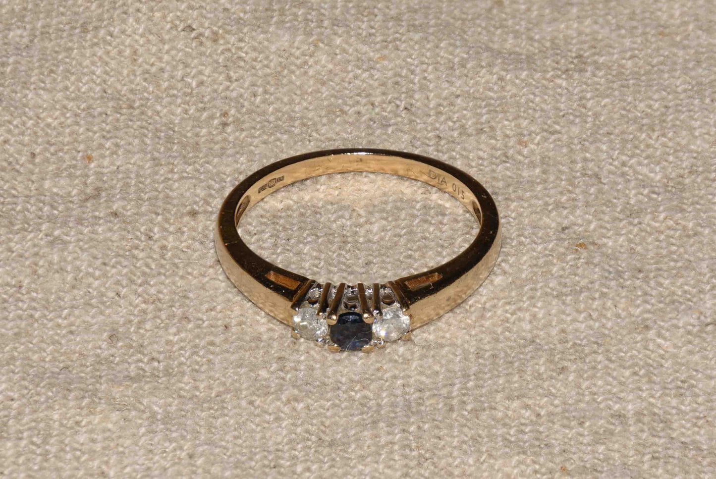 Saffier en diamant geelgoud trio ring