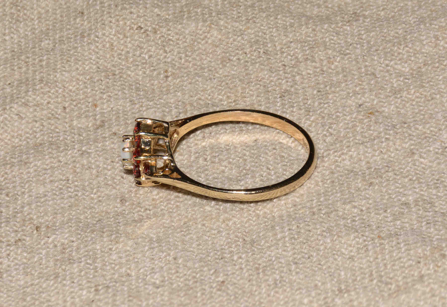 Granaat en opaal geelgoud bloem ring