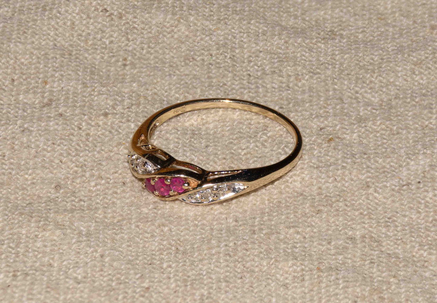 Robijn en diamant geelgoud twist ring