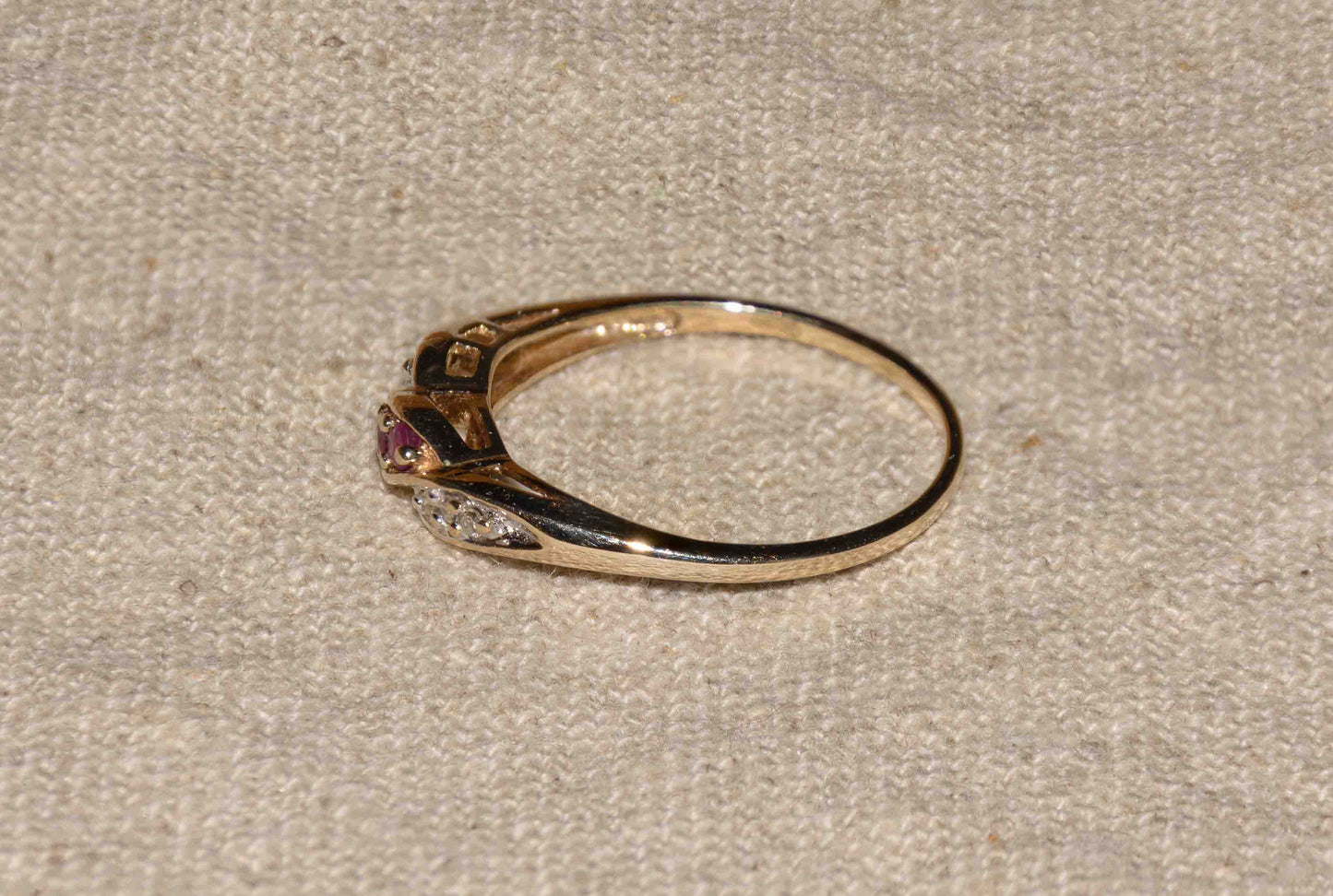 Robijn en diamant geelgoud twist ring