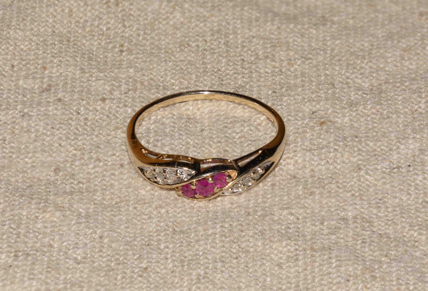 Robijn en diamant geelgoud twist ring