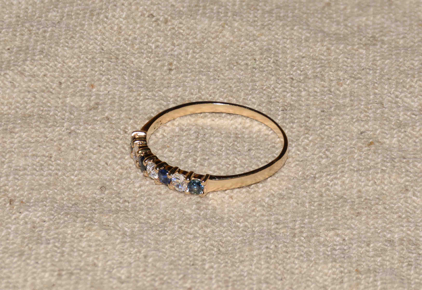 Saffier en zirkonia geelgoud row ring