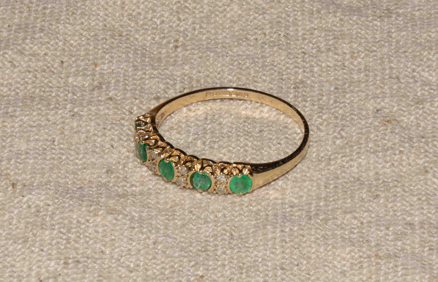 Smaragd en diamant geelgoud row ring