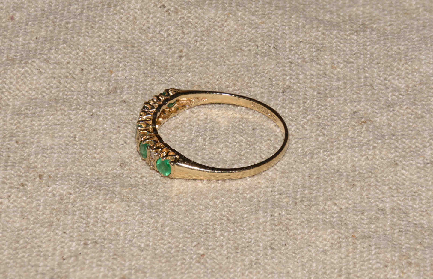 Smaragd en diamant geelgoud row ring
