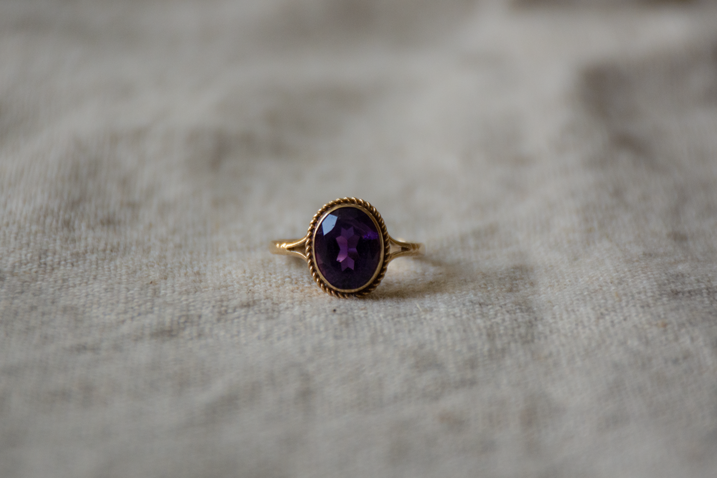 Amethist geelgoud solitair ring