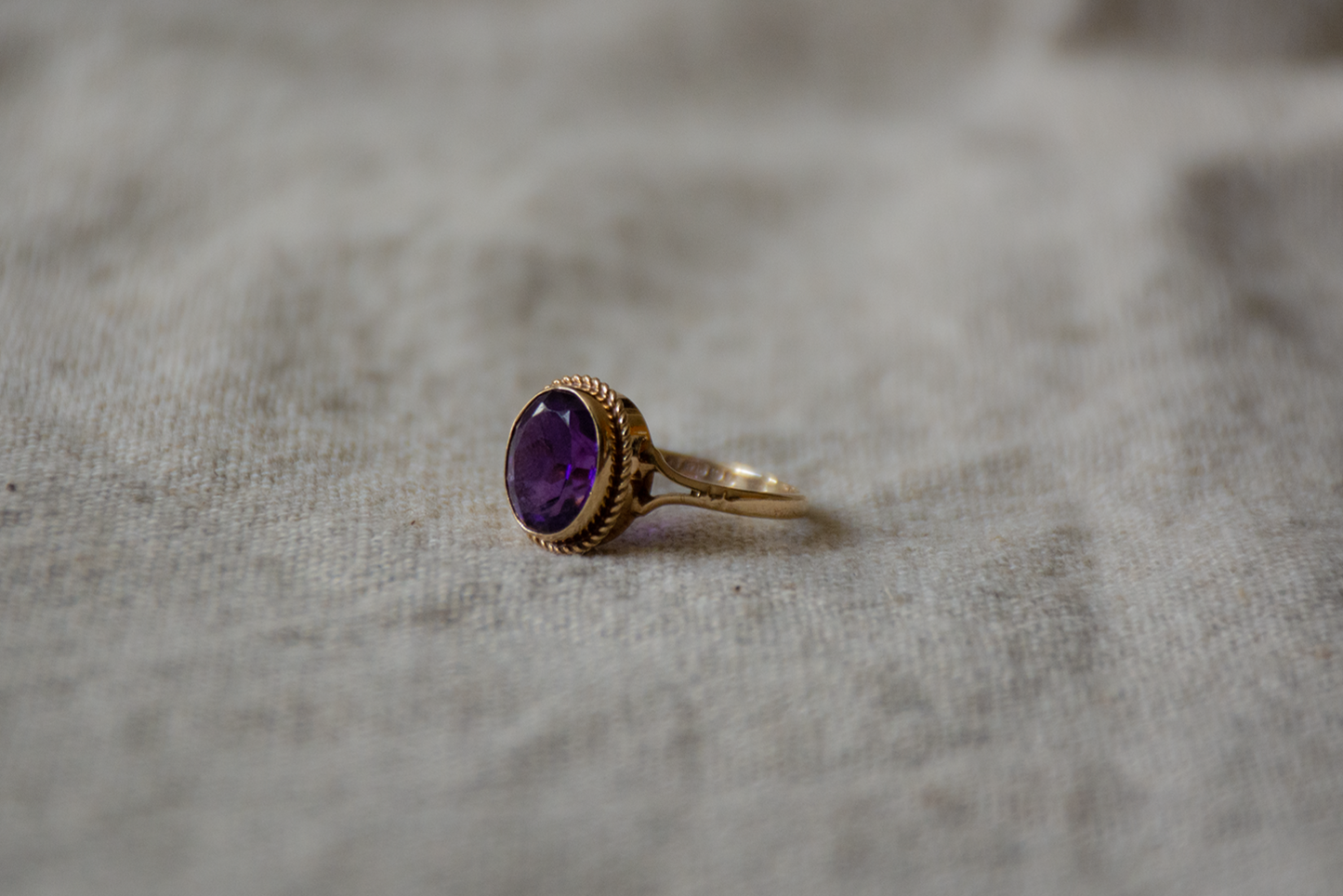 Amethist geelgoud solitair ring