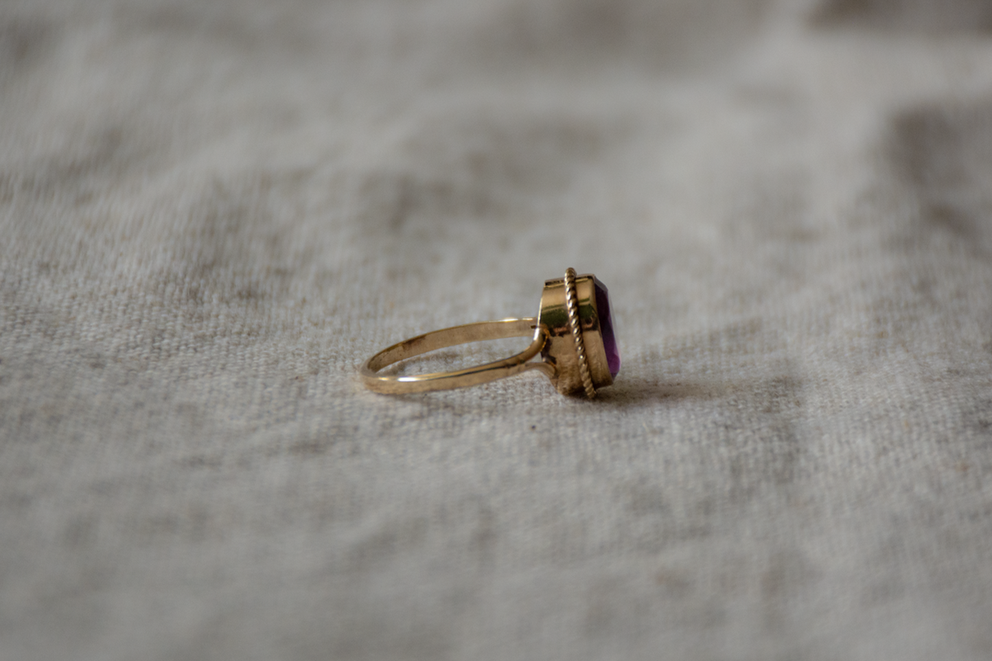 Amethist geelgoud solitair ring