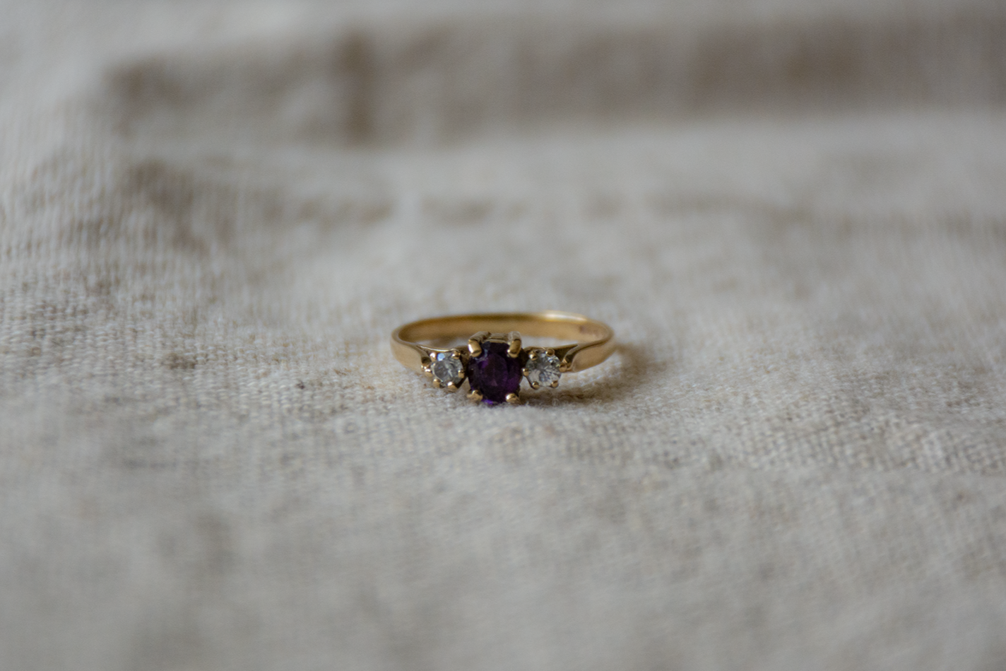 Amethist en diamant geelgoud trio ring