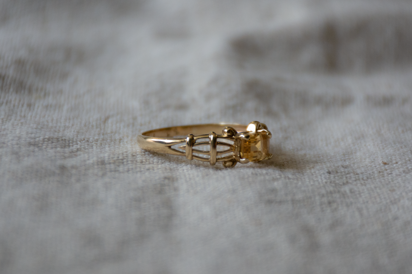 Citrien geelgoud solitair ring