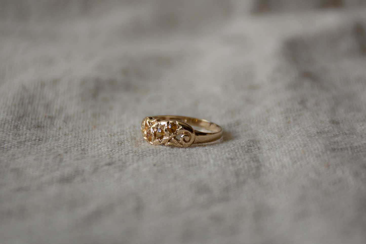 Citrien geelgoud trio ring