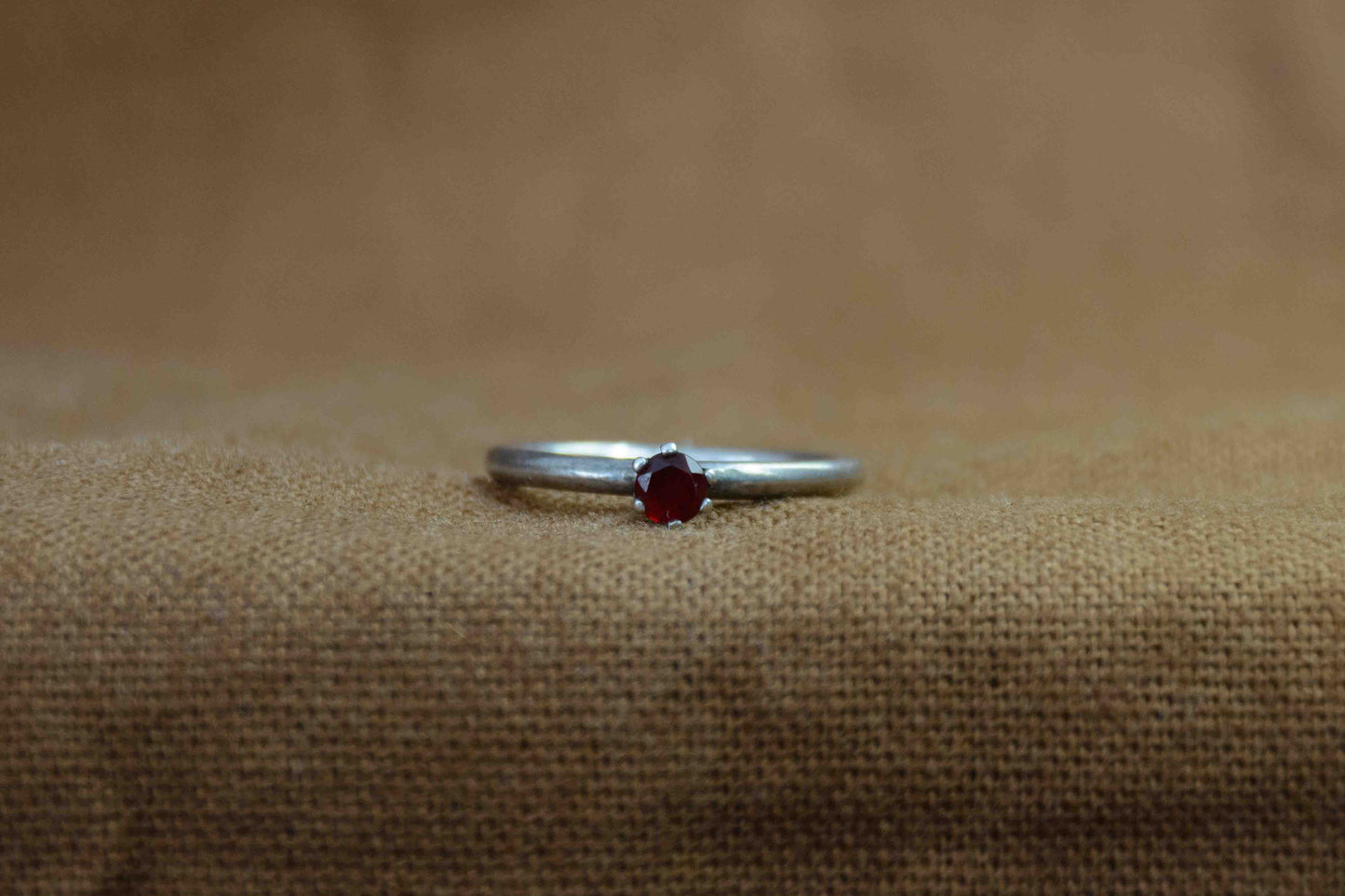 Zilver granaat solitair ring