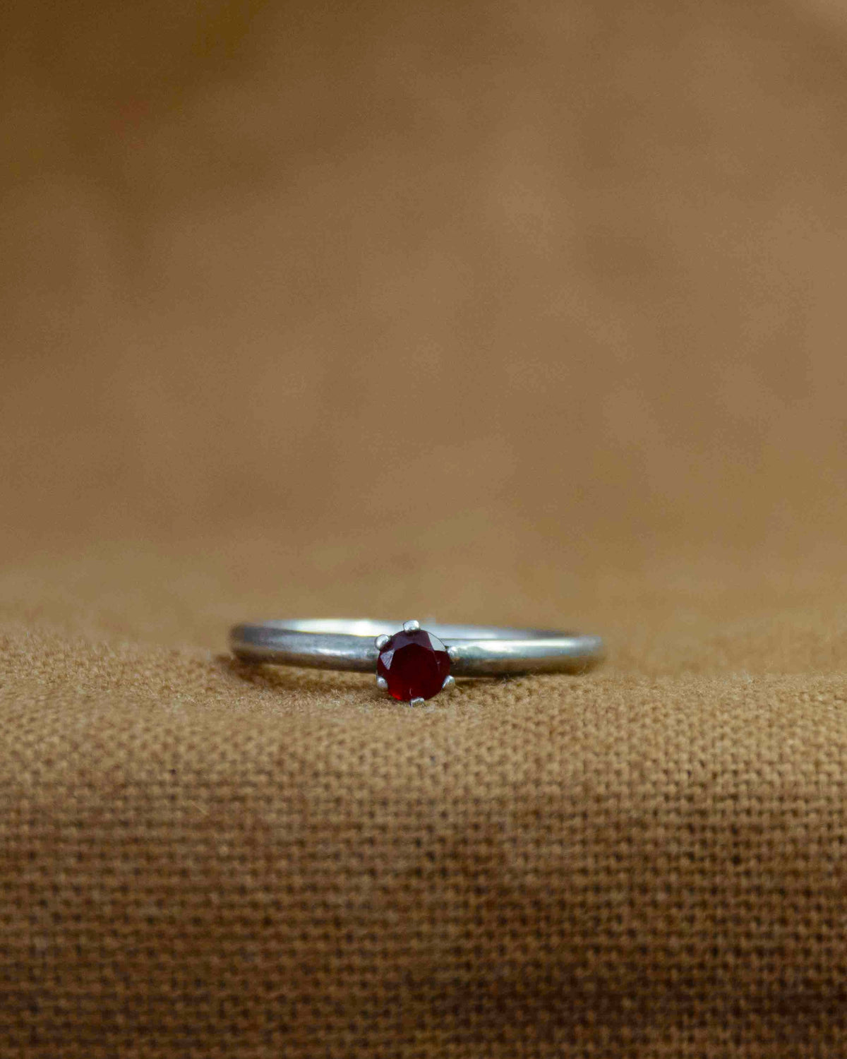 Zilver granaat solitair ring