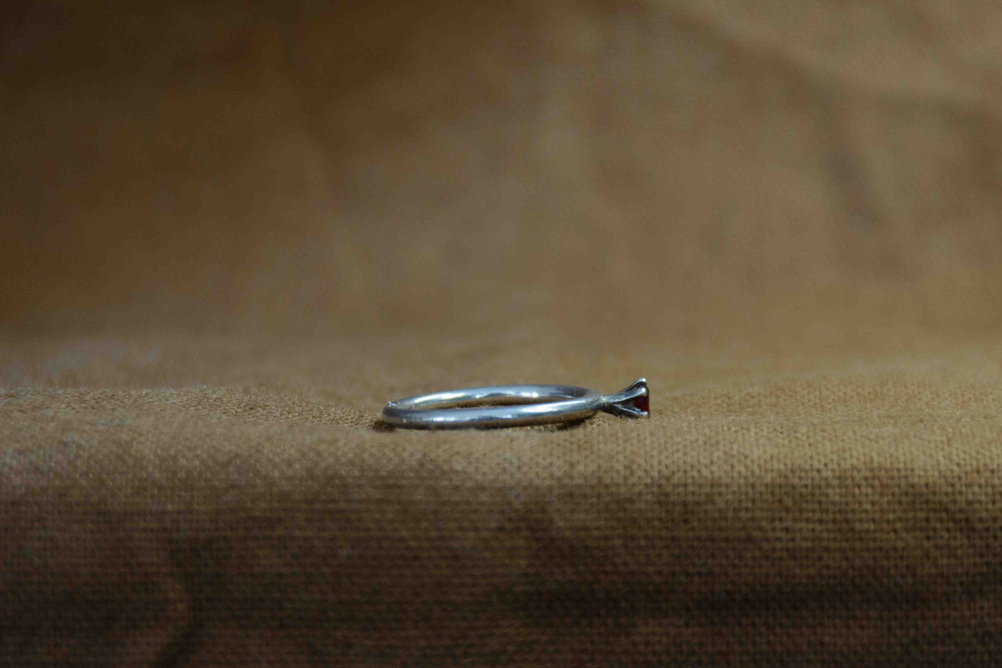 Zilver granaat solitair ring