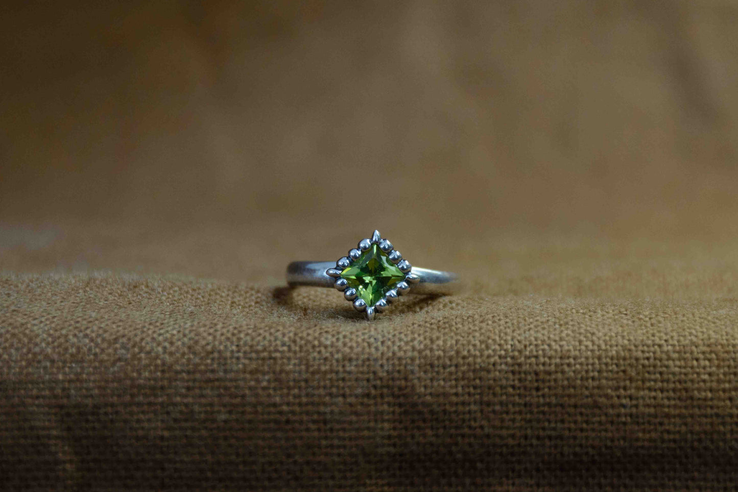 Zilver peridoot solitair ring