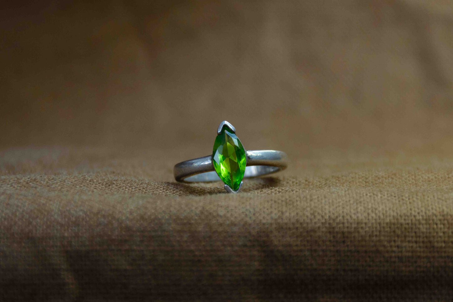 Ring groene steen marquise solitair ring
