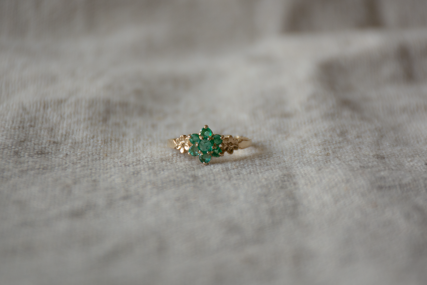 Smaragd geelgoud cluster ring
