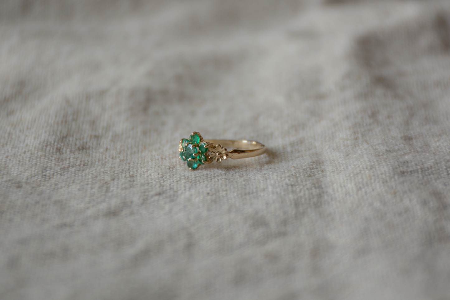 Smaragd geelgoud cluster ring