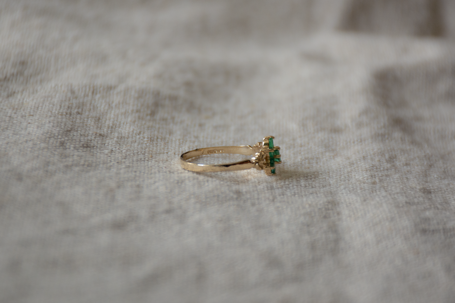 Smaragd geelgoud cluster ring