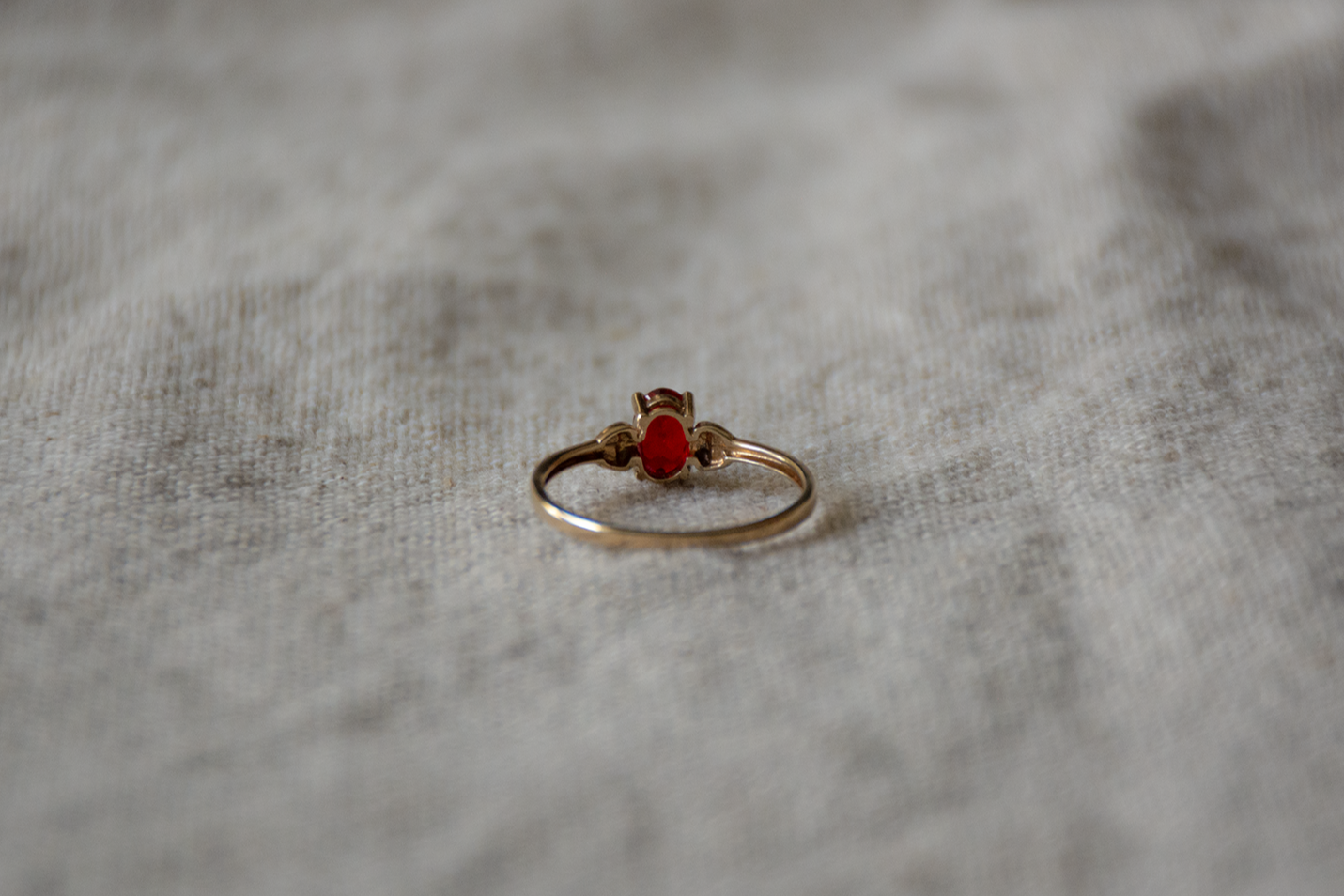 Granaat geelgoud/witgoud solitair ring
