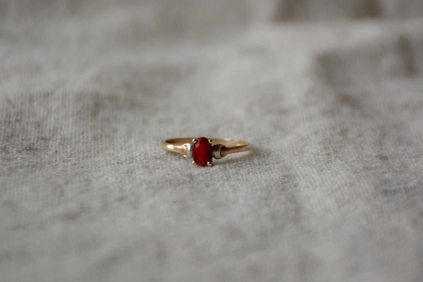 Granaat geelgoud/witgoud solitair ring