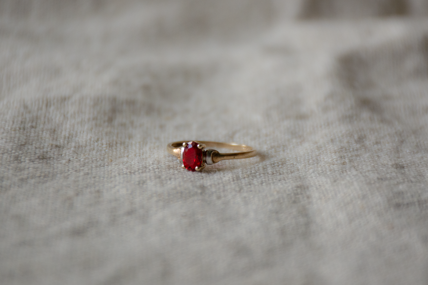 Granaat geelgoud/witgoud solitair ring
