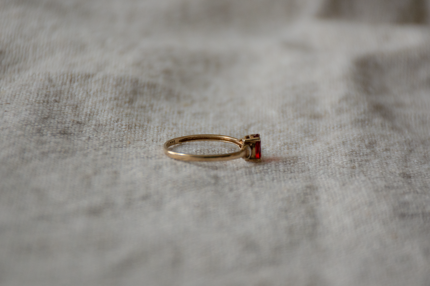 Granaat geelgoud/witgoud solitair ring