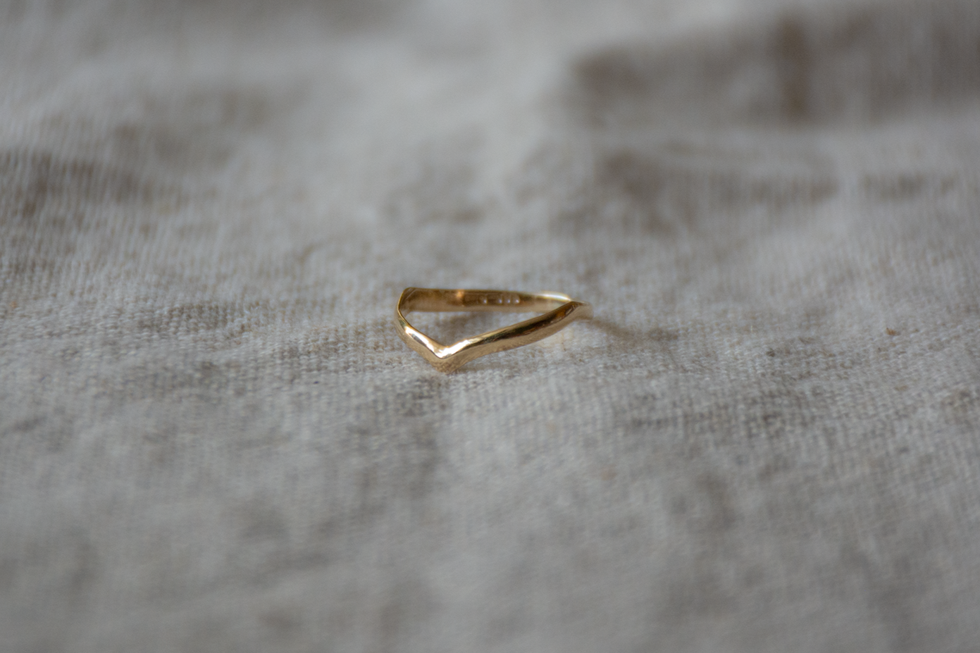 Geelgoud wishbone ring