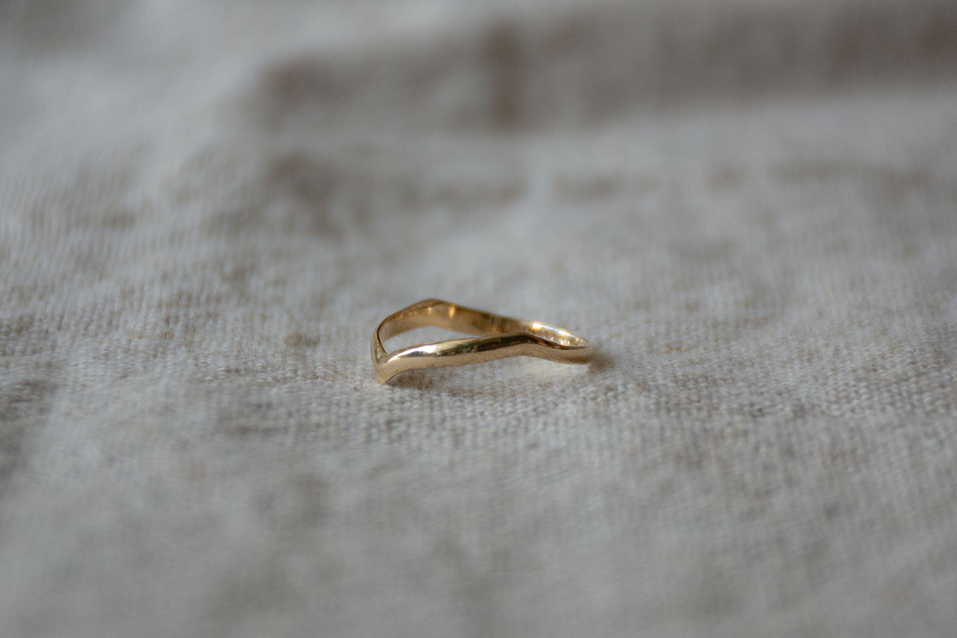 Geelgoud wishbone ring