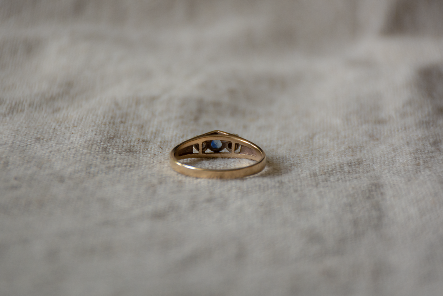 Saffier en diamant geelgoud trio ring