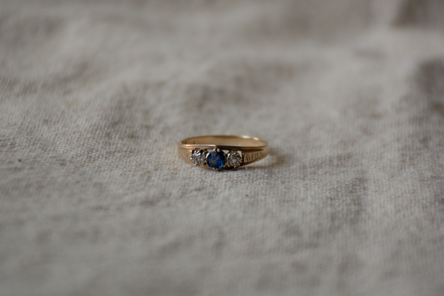Saffier en diamant geelgoud trio ring