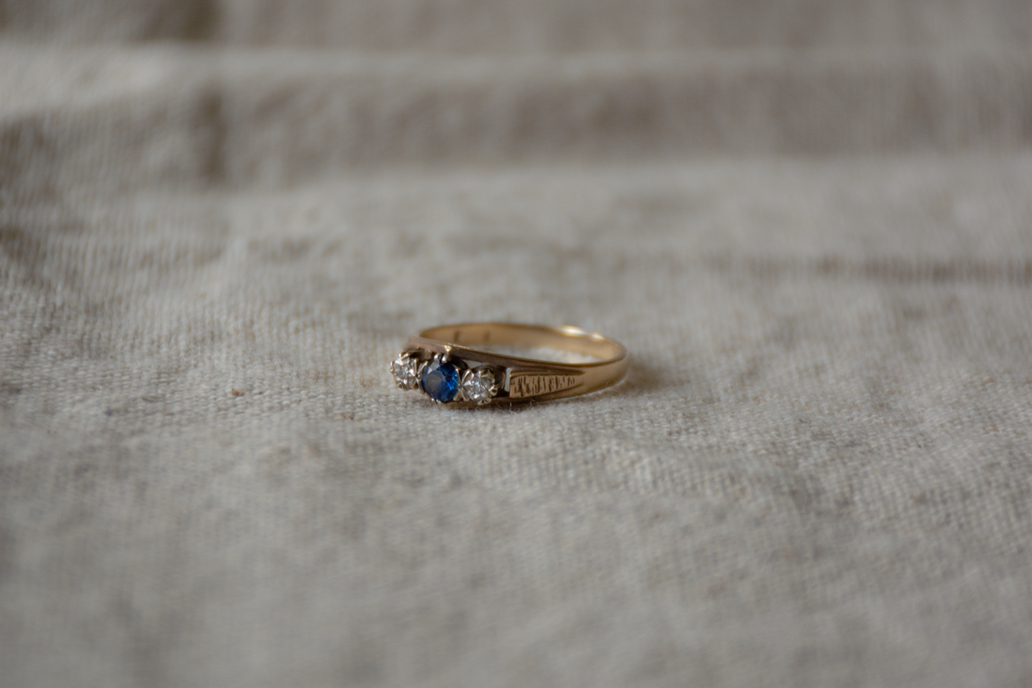 Saffier en diamant geelgoud trio ring