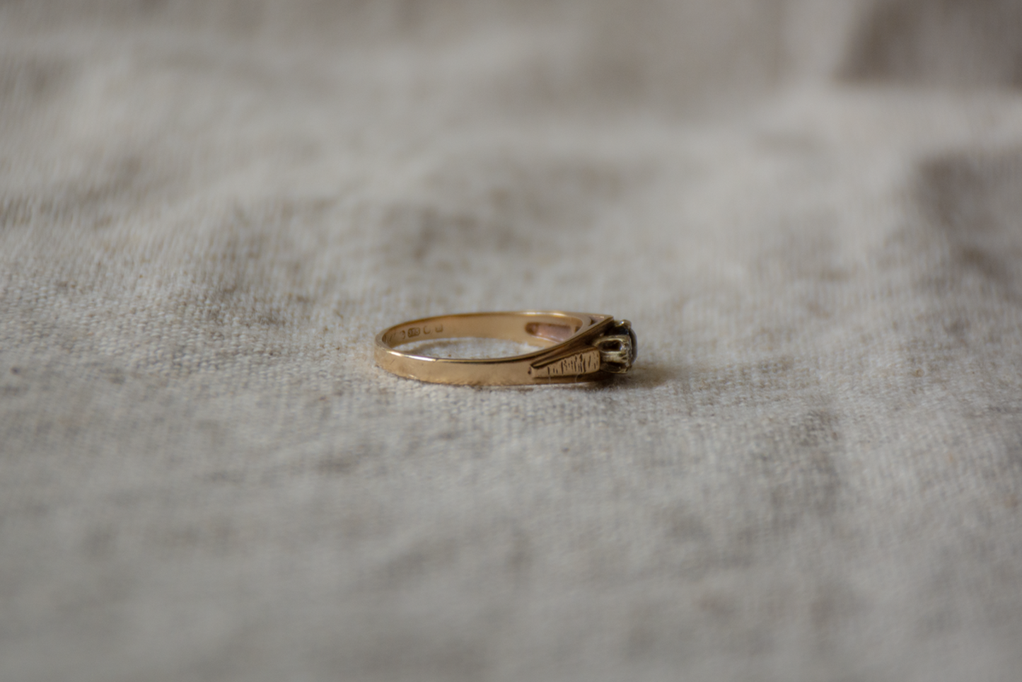 Saffier en diamant geelgoud trio ring