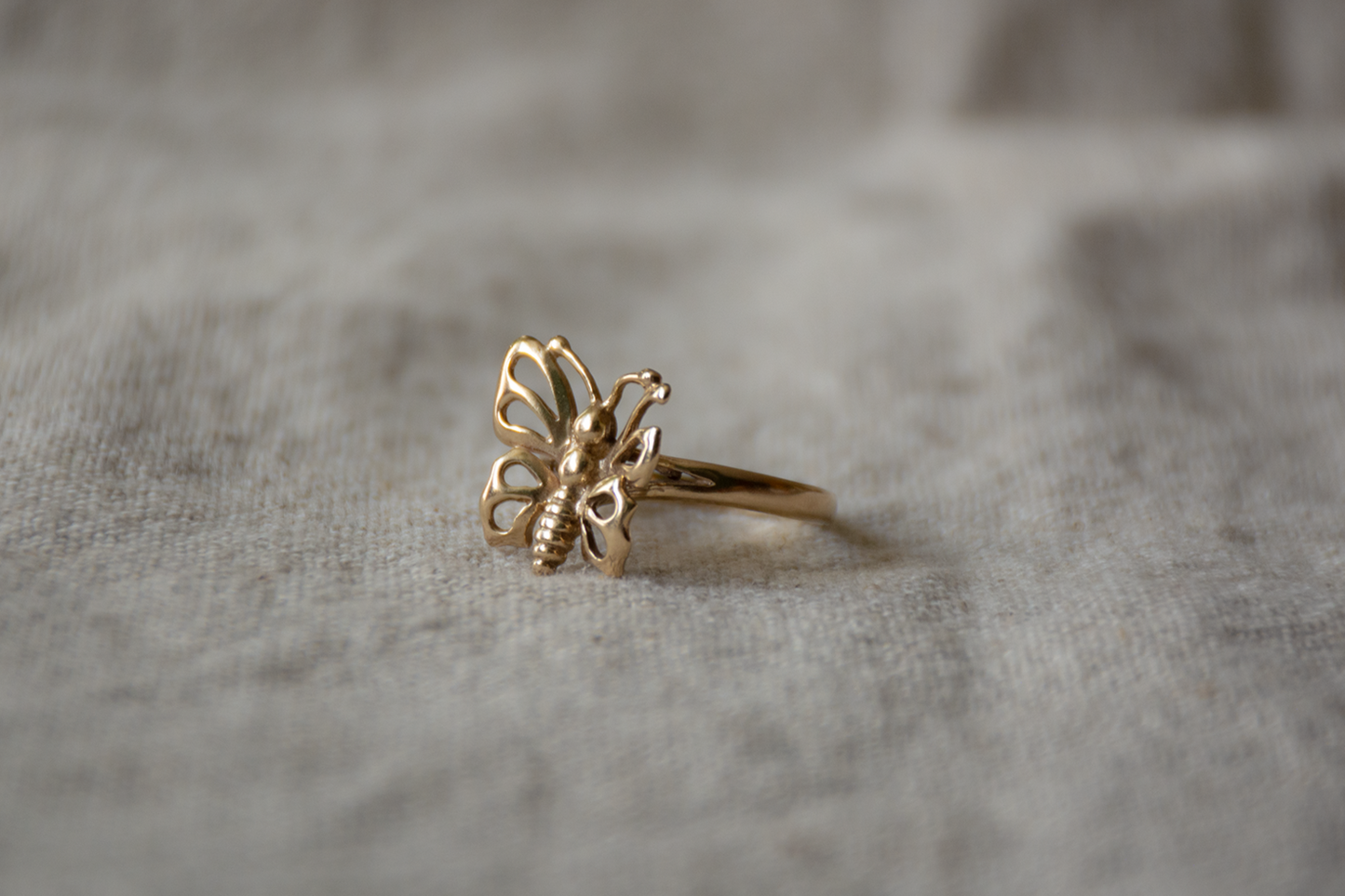Geelgoud vlinder ring
