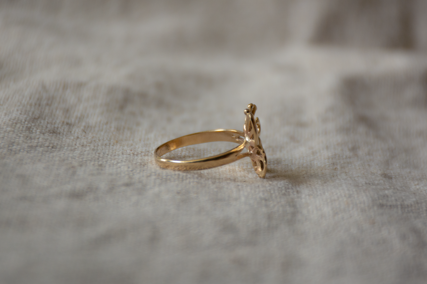 Geelgoud vlinder ring