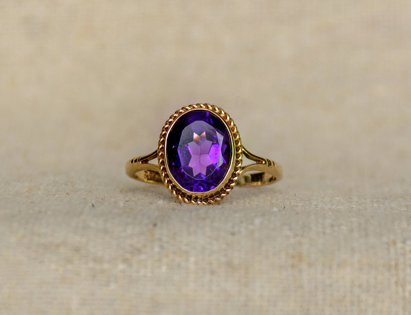 Amethist geelgoud solitair ring