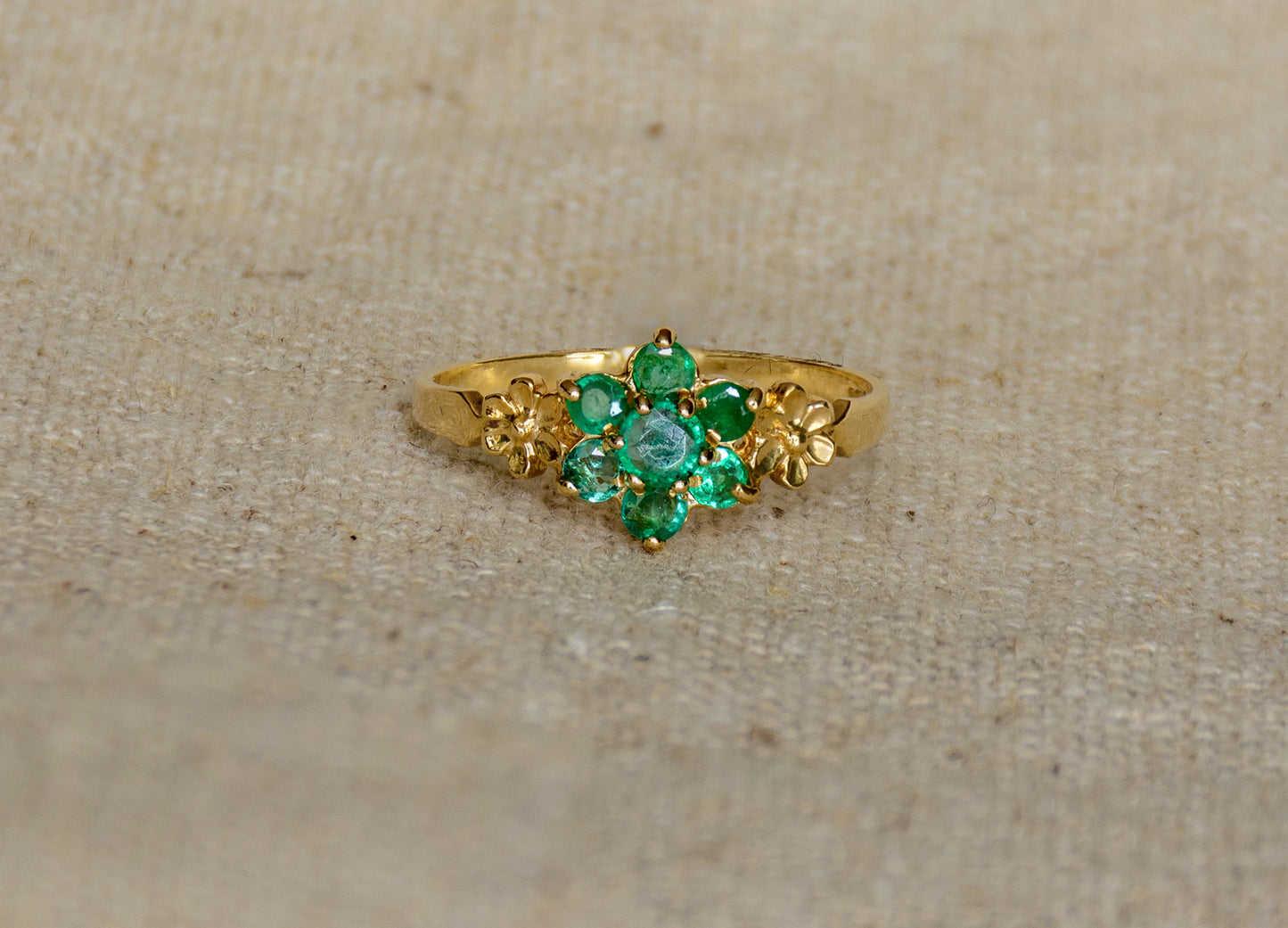 Smaragd geelgoud cluster ring
