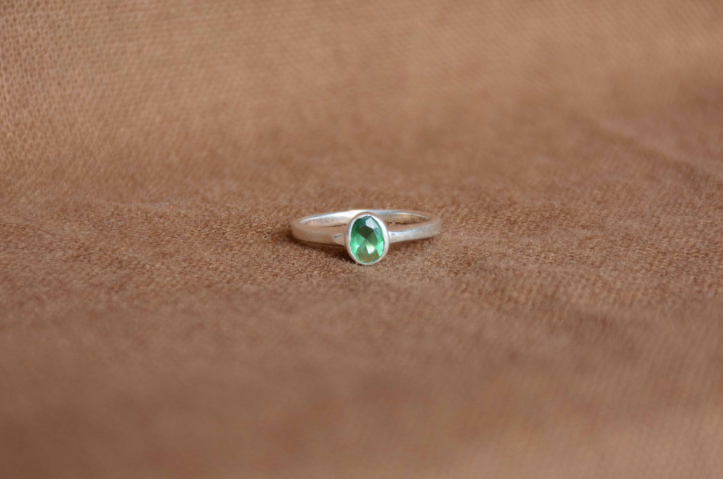Zilver groene smaragd solitair ring