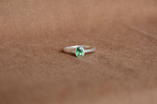 Zilver groene smaragd solitair ring