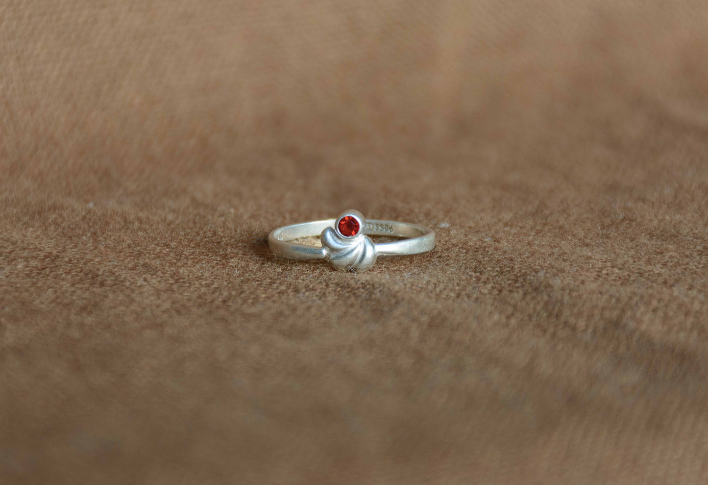 Zilver granaat ring