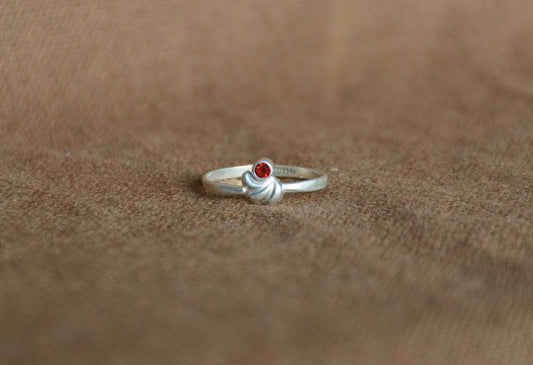 Zilver granaat ring