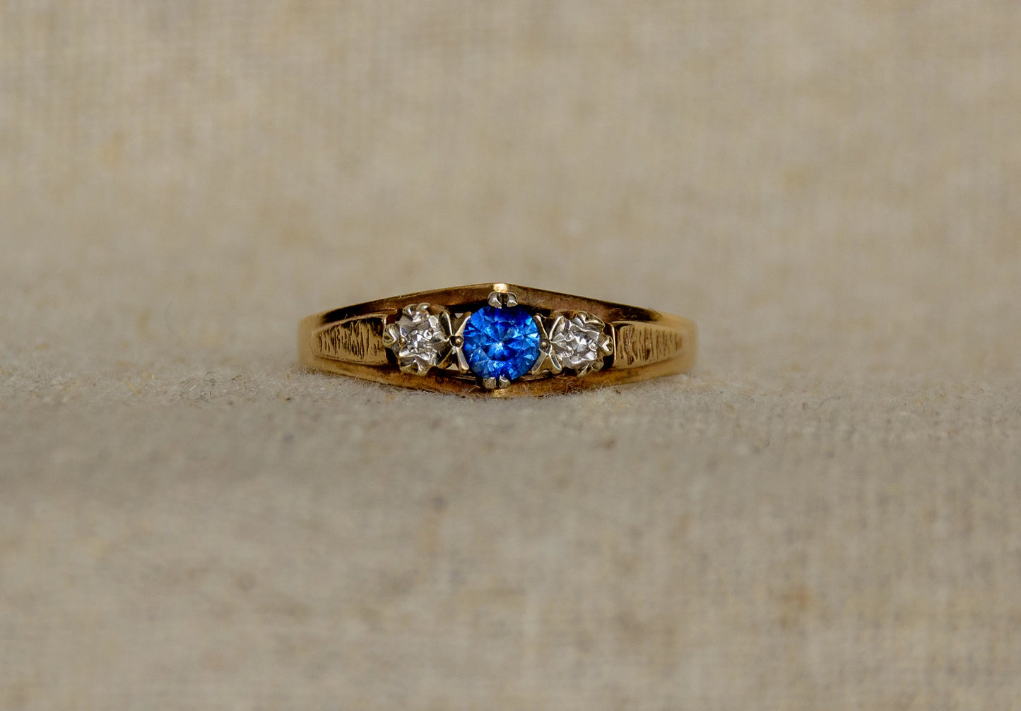 Saffier en diamant geelgoud trio ring
