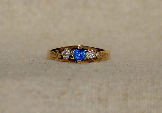 Saffier en diamant geelgoud trio ring