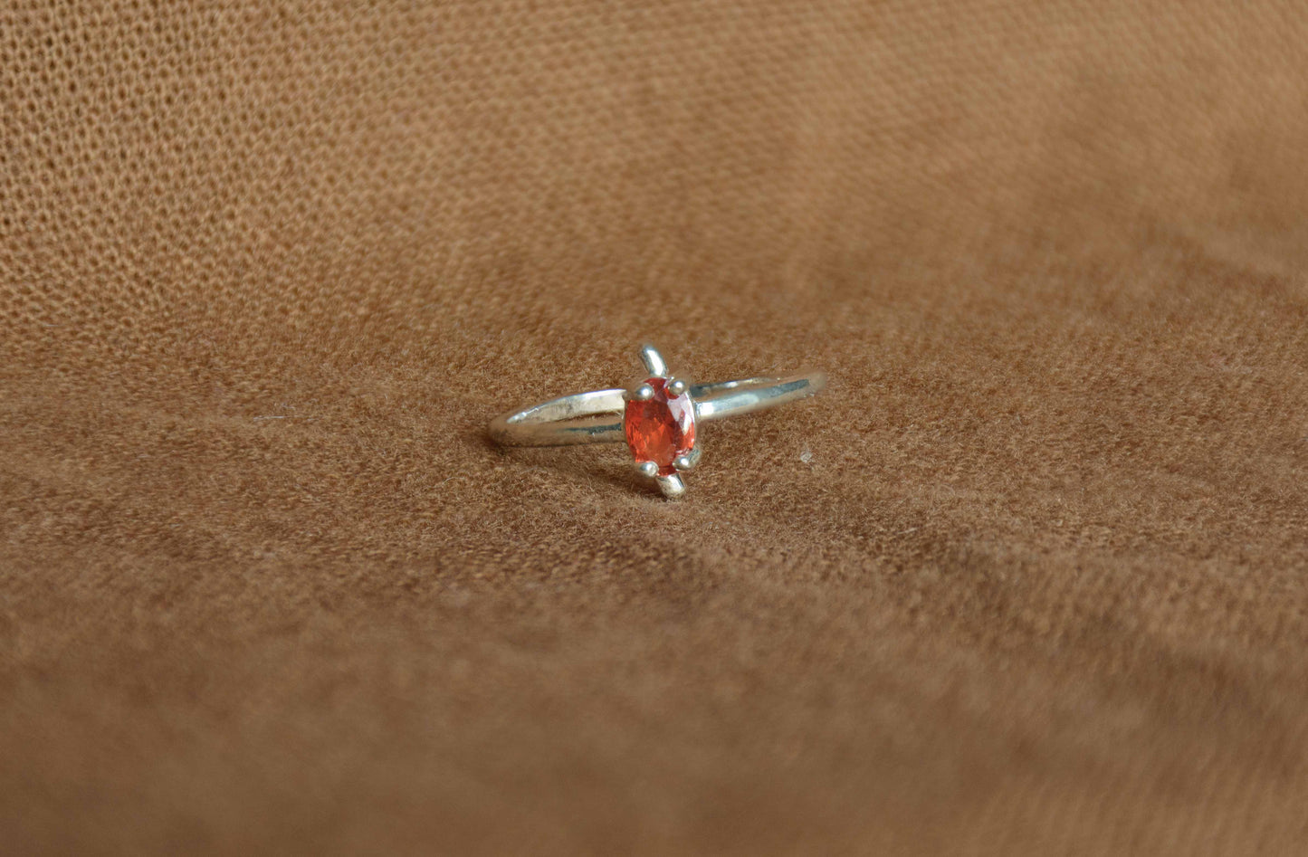 Zilver rode steen solitair schildpad ring